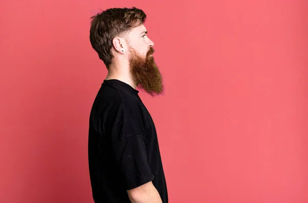 Uzun Sakallı Kızıl Saçlı Adam Profil Görünümlü Düşünüyor Hayal Ediyor — Stok fotoğraf