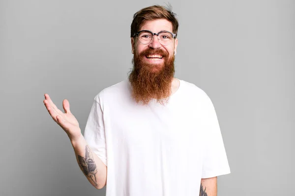 Barba Longa Cabelo Ruivo Homem Sentindo Feliz Surpreso Perceber Uma — Fotografia de Stock