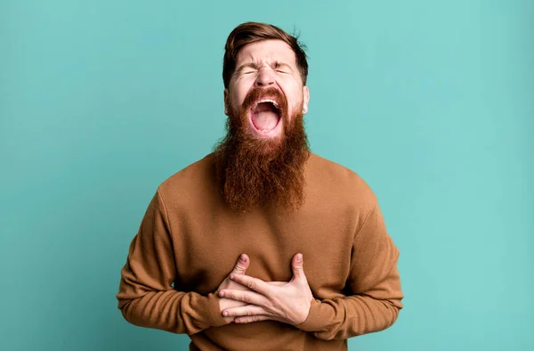 Длинная Борода Рыжий Мужчина Смеется Вслух Над Какой Смешной Шуткой — стоковое фото