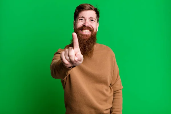 Длинная Борода Рыжие Волосы Мужчина Улыбается Гордо Уверенно Делая Номер — стоковое фото