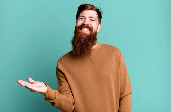 Langer Bart Und Rotes Haar Mann Lächelt Fröhlich Fühlt Sich — Stockfoto