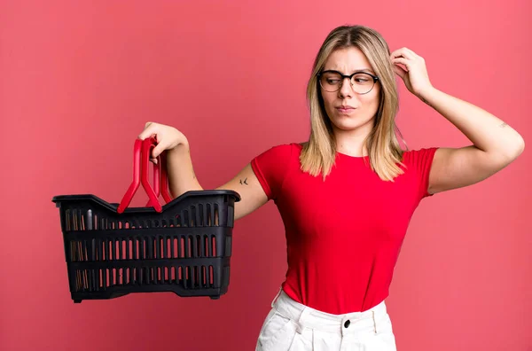 Young Pretty Woman Smiling Happily Daydreaming Doubting Empty Shopping Basket — Foto Stock