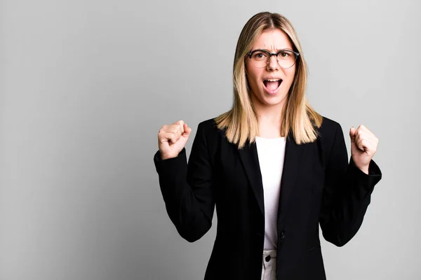 Young Pretty Woman Shouting Aggressively Angry Expression Business Concept — Stock Photo, Image