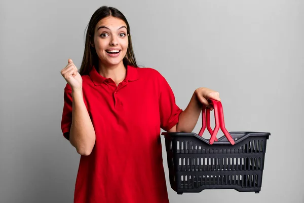 Young Pretty Woman Feeling Shocked Laughing Celebrating Success Empty Shopping — Φωτογραφία Αρχείου
