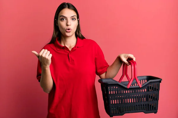 Young Pretty Woman Looking Astonished Disbelief Empty Shopping Basket Concept — Stok fotoğraf