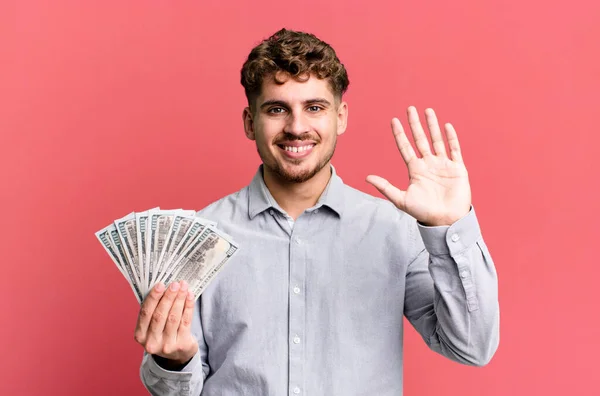 Jovem Homem Caucasiano Adulto Sorrindo Feliz Acenando Mão Acolhendo Cumprimentando — Fotografia de Stock