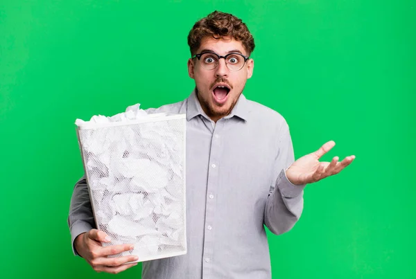 Young Adult Caucasian Man Amazed Shocked Astonished Unbelievable Surprise Paper — Stock Photo, Image