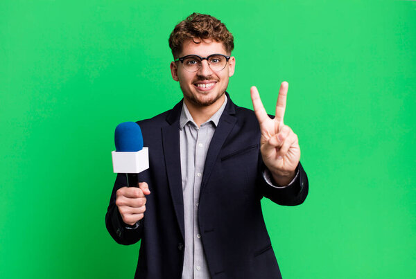 Joven Adulto Caucásico Hombre Sonriendo Buscando Amigable Mostrando Número Dos — Foto de Stock