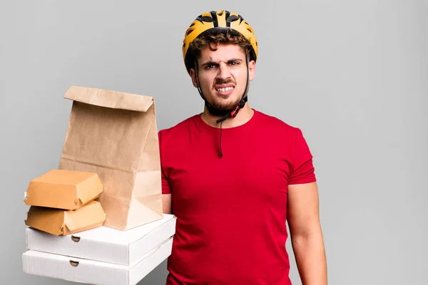 Jovem Homem Caucasiano Adulto Sentindo Perplexo Confuso Tirar Fast Food — Fotografia de Stock