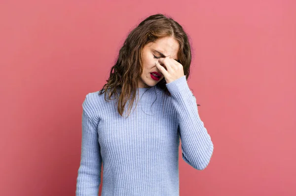 Genç Güzel Bir Kadın Stresli Mutsuz Hayal Kırıklığına Uğramış Alnına — Stok fotoğraf
