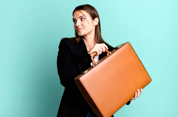 Junge Hübsche Geschäftsfrau Mit Einem Koffer — Stockfoto
