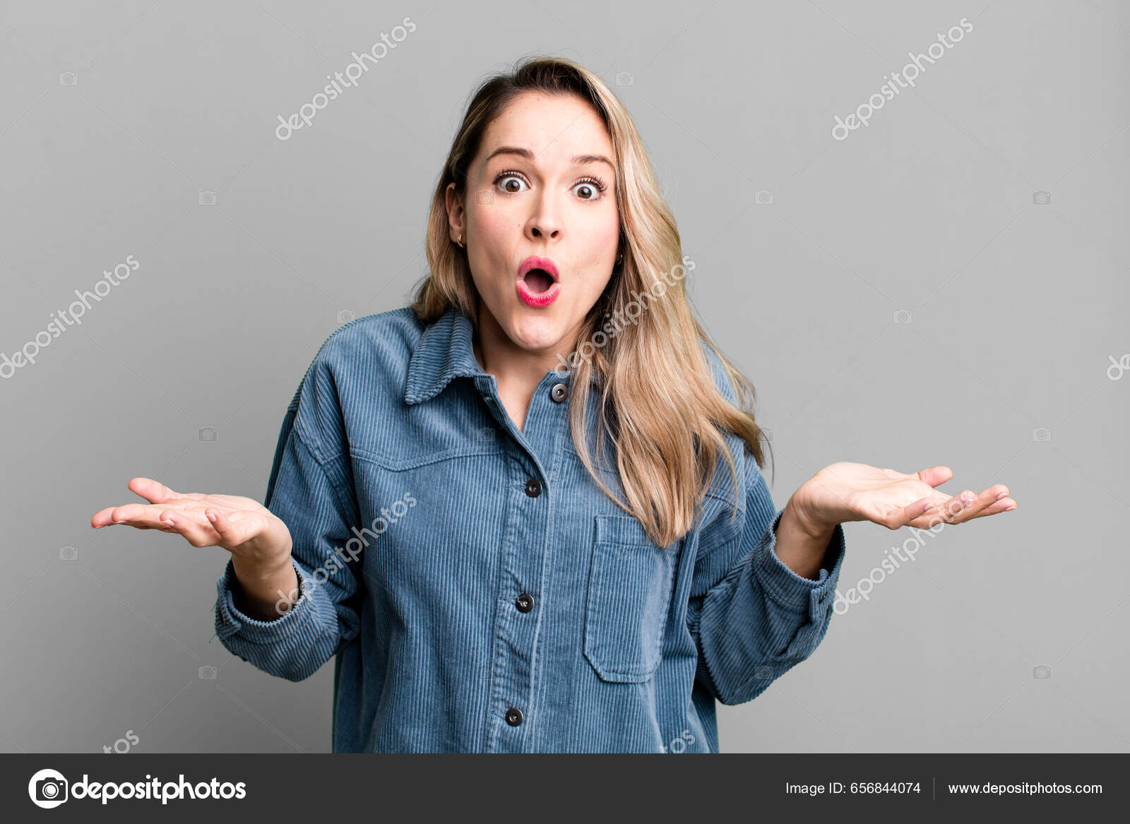 感到极度震惊焦虑和恐慌脸上带着紧张和恐惧的表情——图库图片© kues #656844074