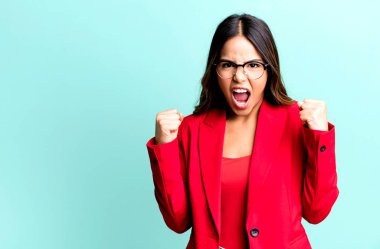 İspanyol güzel kadın sinirli bir ifadeyle agresif bir şekilde bağırıyor. İş kadını kavramı