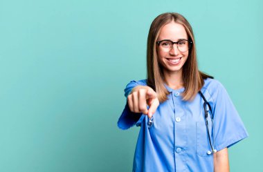 Kameraya bakıp seni seçiyor. hemşire konsepti