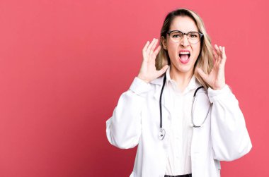 Elleri havada çığlık atıyorlardı. Tıp öğrencisi ya da doktor.