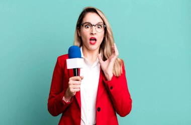 Elleri havada çığlık atıyorlardı. gazeteci veya sunucu kavramı