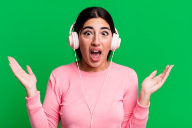 İnanılmaz bir şey karşısında mutlu ve şaşkın hissediyorum. kulaklıkla müzik dinlemek