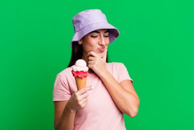 Mutlu ve kendinden emin bir ifadeyle gülümsüyor. dondurma ve yaz konsepti