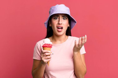 Çaresiz, hayal kırıklığına uğramış ve stresli görünüyor. dondurma ve yaz konsepti