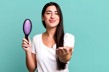 Mutlu bir şekilde gülümsemek ve bir konsept sunmak. saç tarağı konsepti