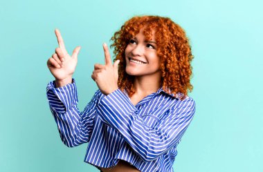 Kızıl saçlı, güzel bir kadın.