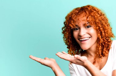 Yanında fotokopi odası olan kızıl saçlı güzel bir kadın. Bir şey sunuyorum.