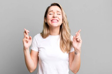 Gülümsüyor ve endişeyle iki parmağımı çaprazlıyorum. Endişeliyim ve iyi şanslar diliyorum.