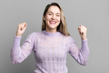 Mutlu, pozitif ve başarılı hissediyorum, zaferi, başarıları veya iyi şansı kutluyorum.