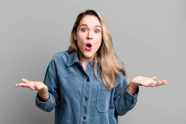 Son derece şok olmuş ve şaşırmış, endişeli ve paniklemiş hissediyorum, stresli ve korkmuş bir bakışla