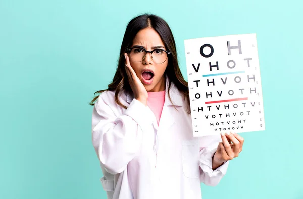 Spanyol Güzel Kadın Şok Olmuş Korkmuş Hissediyor Optometri Kavramı — Stok fotoğraf