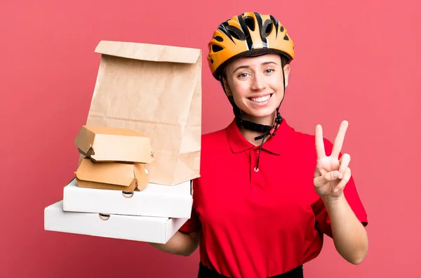 Gülümseyen Mutlu Görünen Zafer Barış Işareti Yapan Fast Food Teslimatı — Stok fotoğraf