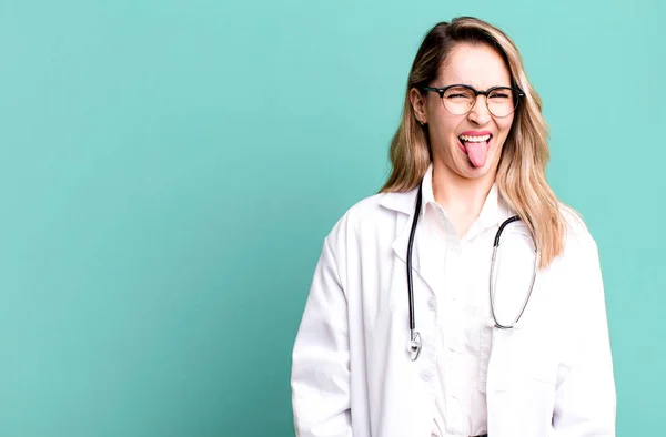 Sentir Enojado Irritado Língua Para Fora Estudante Medicina Médico — Fotografia de Stock