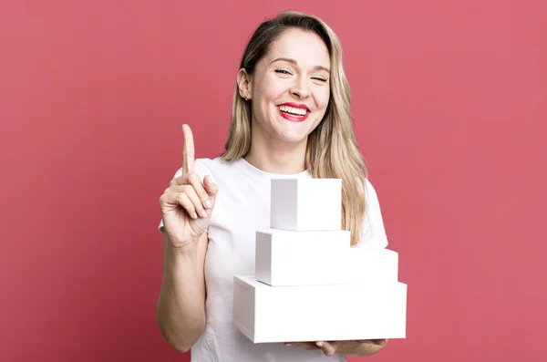 Sorrindo Orgulhosamente Confiantemente Fazendo Número Conceito Caixas Brancas — Fotografia de Stock
