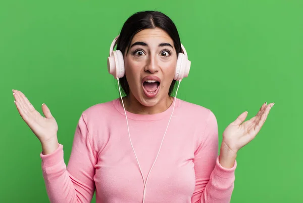 Sentir Feliz Surpreendido Com Algo Inacreditável Ouvir Música Com Fones — Fotografia de Stock