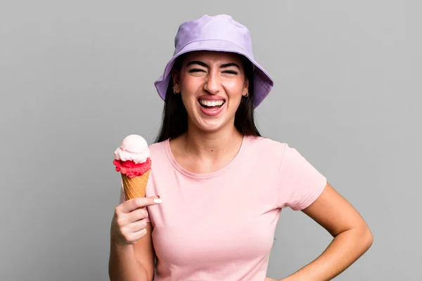 Lachen Laut Über Irgendeinen Urkomischen Witz Eis Und Sommerkonzept — Stockfoto