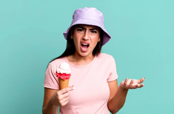 怒っていらいらしていらいらしています アイスクリームと夏のコンセプト — ストック写真