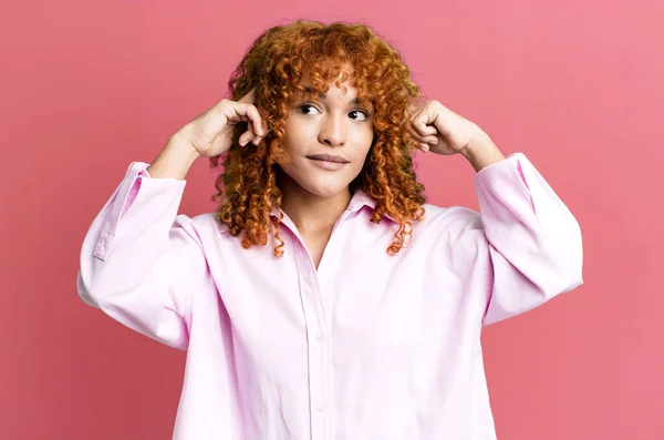 Redhair Pretty Woman Feeling Confused Doubting Concentrating Idea Thinking Hard — Stock Photo, Image