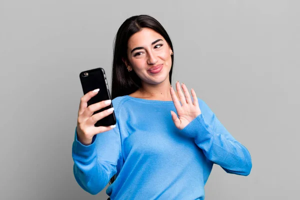 Όμορφη Γυναίκα Χρησιμοποιώντας Ένα Smartphone — Φωτογραφία Αρχείου