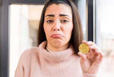 Bitcoin toplayan güzel genç bir kadın. ev iç tasarımı