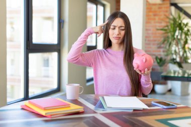 Şaşırmış görünüyor, yeni bir düşünce, fikir ya da konseptin farkına varıyor. Domuz kumbarası konsepti