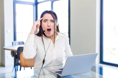 Genç, güzel bir kadın şaşırmış görünüyor, yeni bir düşünce, fikir ya da konsept fark ediyor. tele pazarlamacı kavramı