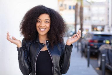 Afro-Amerikan güzel kadın şaşkın ve şaşkın, şüpheci, tartılan ya da farklı seçenekler seçen