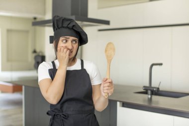 Genç bir kadın korkmuş, endişeli ya da kızgın hissediyor ve bir tarafa bakıyor. Şef konsepti