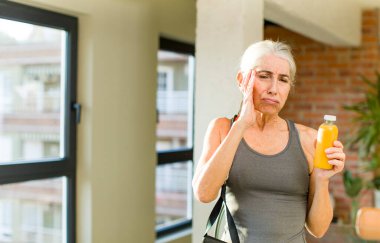 Güzel, son sınıf öğrencisi bir bayandan sonra sıkılmış, hayal kırıklığına uğramış ve uykulu hissediyor. fitness konsepti