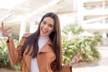 Güzel, genç bir kadın mutlu, kibirli, gururlu ve kendini beğenmiş görünüyor. Bir numara gibi hissediyor.