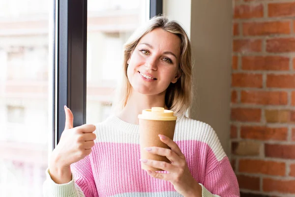 여자가 뜨거운 커피를 마시고 있습니다 — 스톡 사진