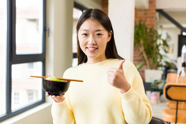 Asian Pretty Woman Eating Ramen Noodles Bowl — Foto de Stock