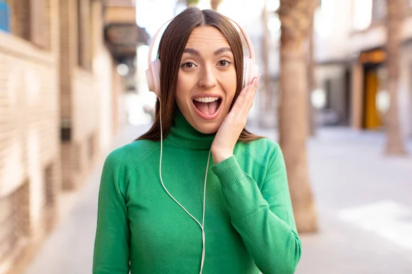 Sentirsi Felici Stupiti Qualcosa Incredibile Ascoltare Musica Con Cuffie — Foto Stock