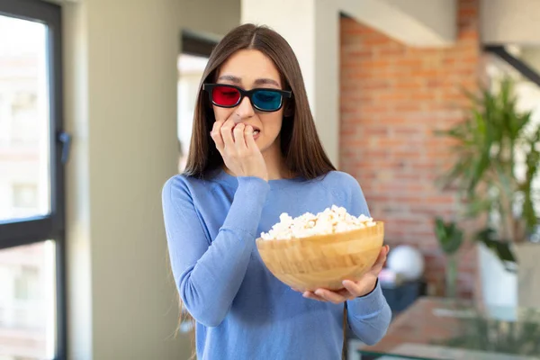 Avoir Peur Inquiéter Être Colère Regarder Vers Côté Popcorns Concept — Photo