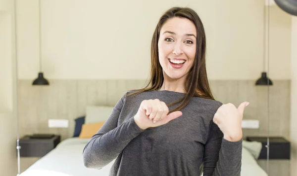 Young Adult Pretty Woman Smiling Cheerfully Casually Pointing Copy Space — Stock Photo, Image
